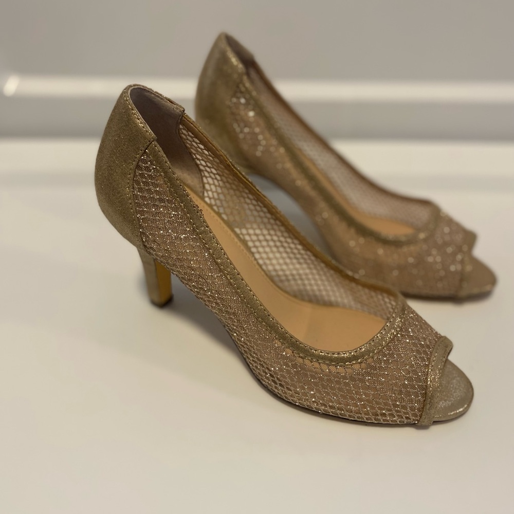 Classy I. Miller Elegant Gold Mesh Peep-Toe Heels, classic, vintage inspired - Picture 3 of 7